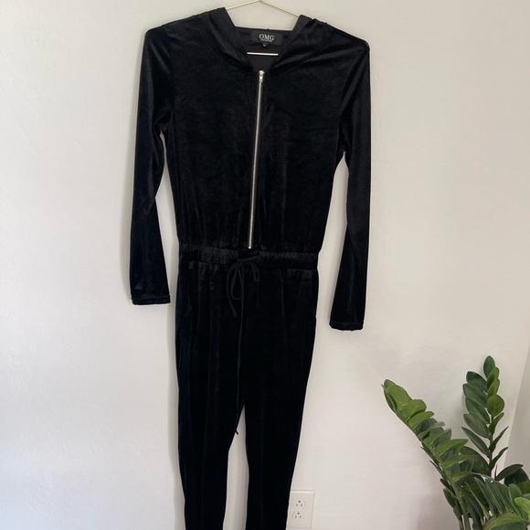 Full Length OMG Collection Velvet Jumpsuit Size Medium - Picture 4 of 8